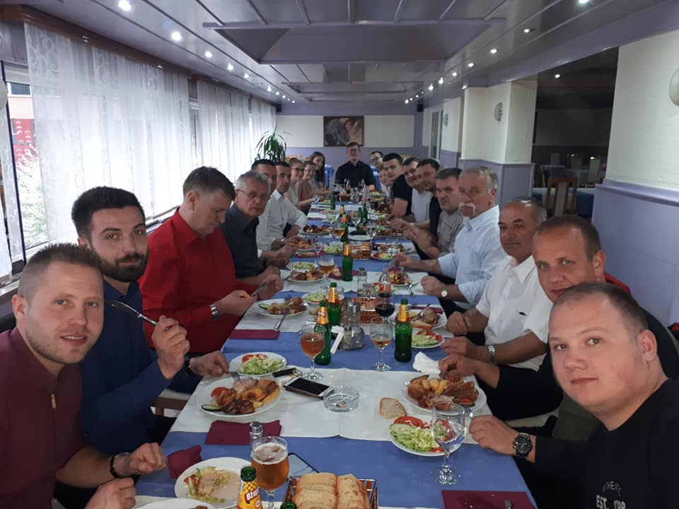 Večera u restoranu Oskar u Novom Travniku.